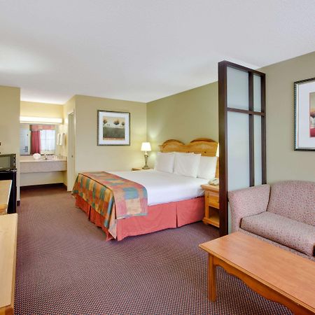 Hotel Baymont By Wyndham Terrell Exterior foto